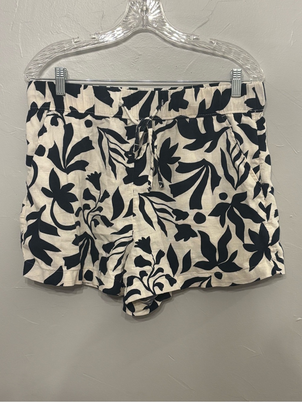 Time and Tru Navy & Cream Floral Drawstring High-Waist Shorts